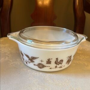 Pyrex The Early American 772 1.5 pt covered casserole dish, small chip on lid